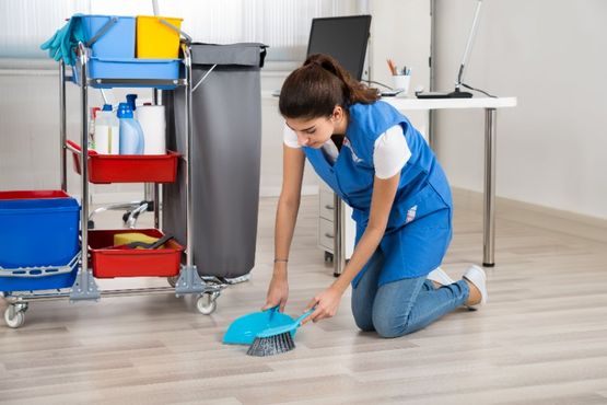 Mujer limpiando el suelo